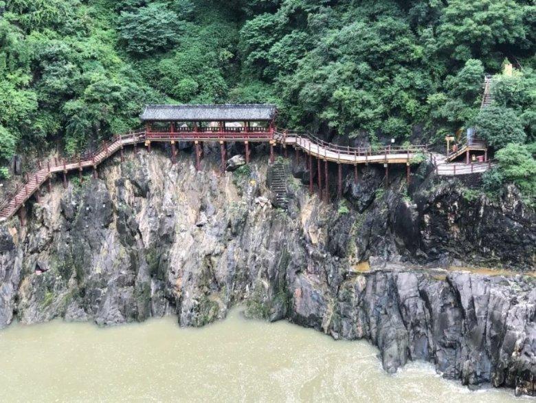 【天眼问政】路灯半年多不亮 市民出行不便心慌慌